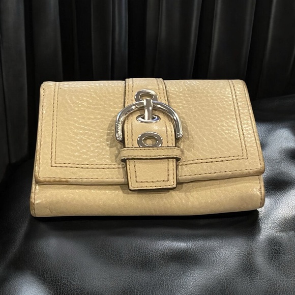 Coach Cream Vintage Leather Soho Buckle Wallet with Silver Hardware EUC - Picture 1 of 17